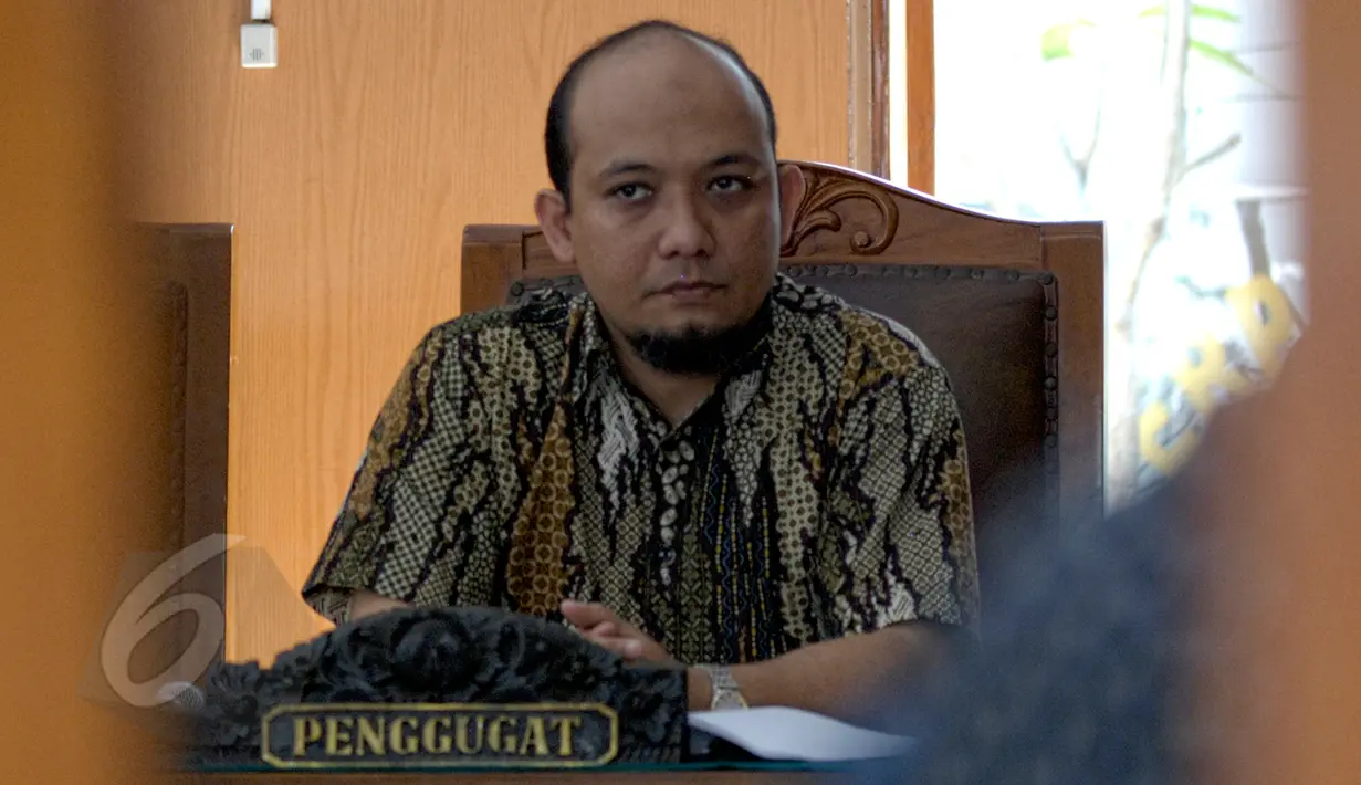 Penyidik KPK, Novel Baswedan saat mengikuti sidang Praperdilan di PN Jakarta Selatan, Jumat (29/5/2015). Novel dan kuasa hukum KPK membacakan surat permohonan praperadilan terkait penangkapannya oleh pihak Bareskrim Polri. (Liputan6.com/Yoppy Renato)