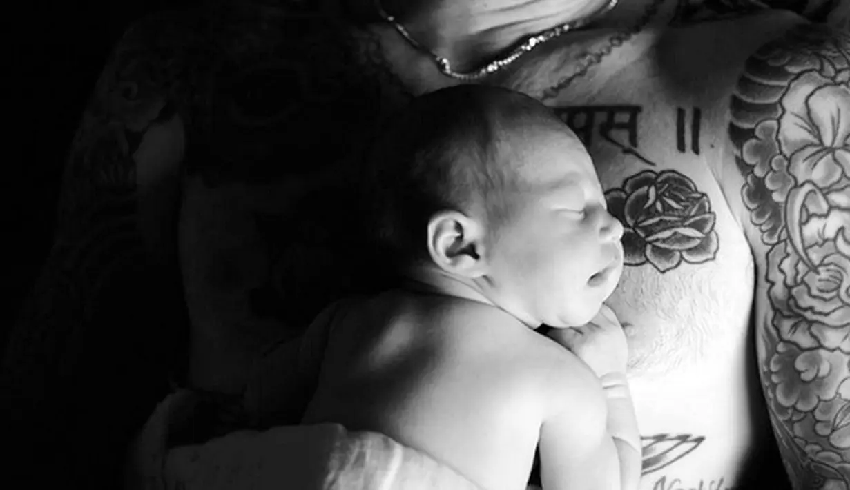 Adam Levine baru saja menjadi ayah setelah dua tahun menanti. Behati Prinsloo melahirkan pada Rabu, (21/9) di California. Bayi perempuan mungil itu diberinama Dusty Rose Levine. (Instagram/adamlevine)