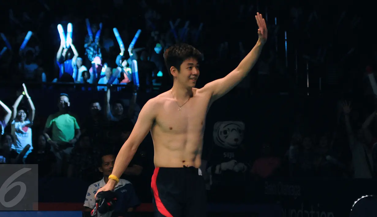 Pebulutangkis Korsel, Lee Yong Dae memberi salam usai laga melawan Chai Biao/Hong Wei (Tiongkok) di final BCA Indonesia Open 2016, Jakarta, Minggu (5/6/2016). Lee Yong Dae/Yoo Yeon Seong unggul 13-21, 21-13, 21-16. (Liputan6.com/Helmi Fithriansyah)