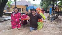 Personel Pokres Sukabumi saat evakuasi warga dari banjir yang merendam Puskesmas Palabuhanratu Kabupaten Sukabumi (Liputan6.com/Istimewa).