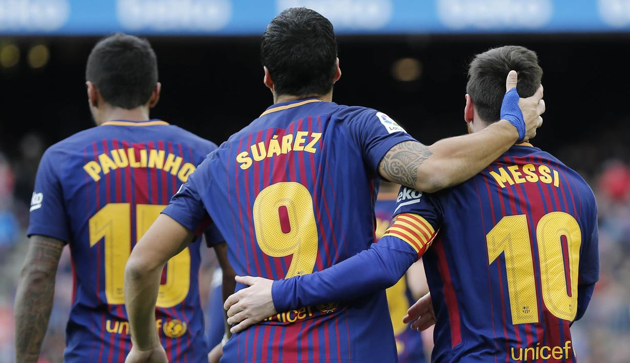 Para pemain Barcelona merayakan gol yang dicetak Luis Suarez ke gawang Celta Vigo pada laga La Liga Spanyol di Stadion Camp Nou, Katalonia, Sabtu (2/12/2017). Kedua klub bermain imbang 2-2. (AFP/Pau Barrena)