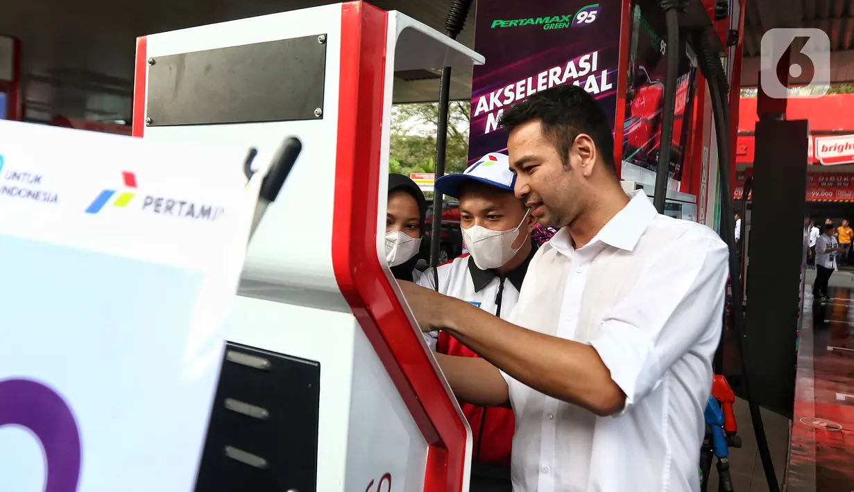 Raffi ke SPBU tersebut mengenakan kemeja warna putih. (Liputan6.com/Angga Yuniar)