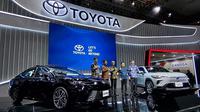Peluncuran Toyota Camry HEV dan Corolla Cross HEV di IIMS 2025.