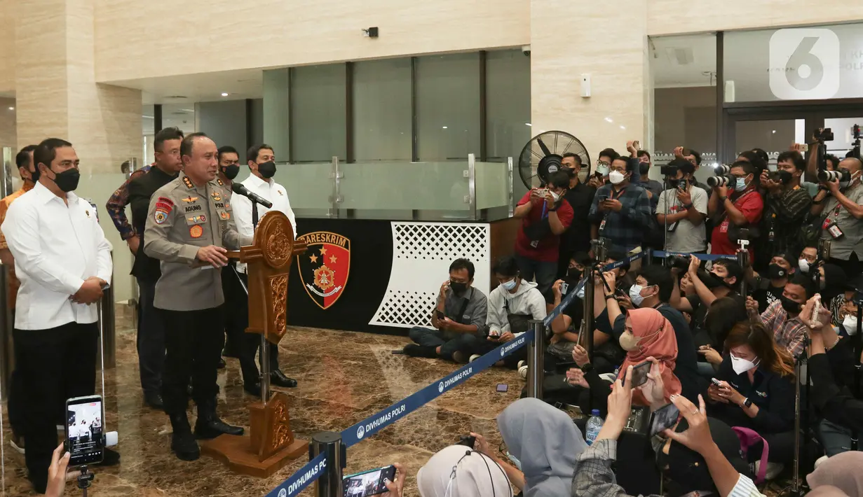 Irwasum Komjen Agung Budi Maryoto memberikan keterangan dalam jumpa pers di Gedung Bareskrim Mabes Polri, Jakarta, Jumat (19/8/2022).  Istri mantan Kadiv Propam Polri Irjen Ferdy Sambo, Putri Candrawathi, akhirnya ditetapkan sebagai tersangka pembunuhan berencana terhadap Brigadir J atau Brigadir Nofriansyah Yoshua Hutabarat. (Liputan6.com/Herman Zakharia)