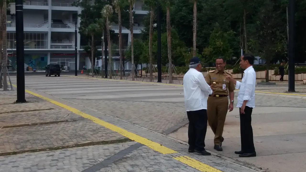 Jokowi turut mengajak Gubernur DKI Jakarta Anies Baswedan dan Menteri PUPR Basuki Hadimuljono saat memantau Gelora Bung Karno (Liputan6.com/Hanz Jimenez Salim)