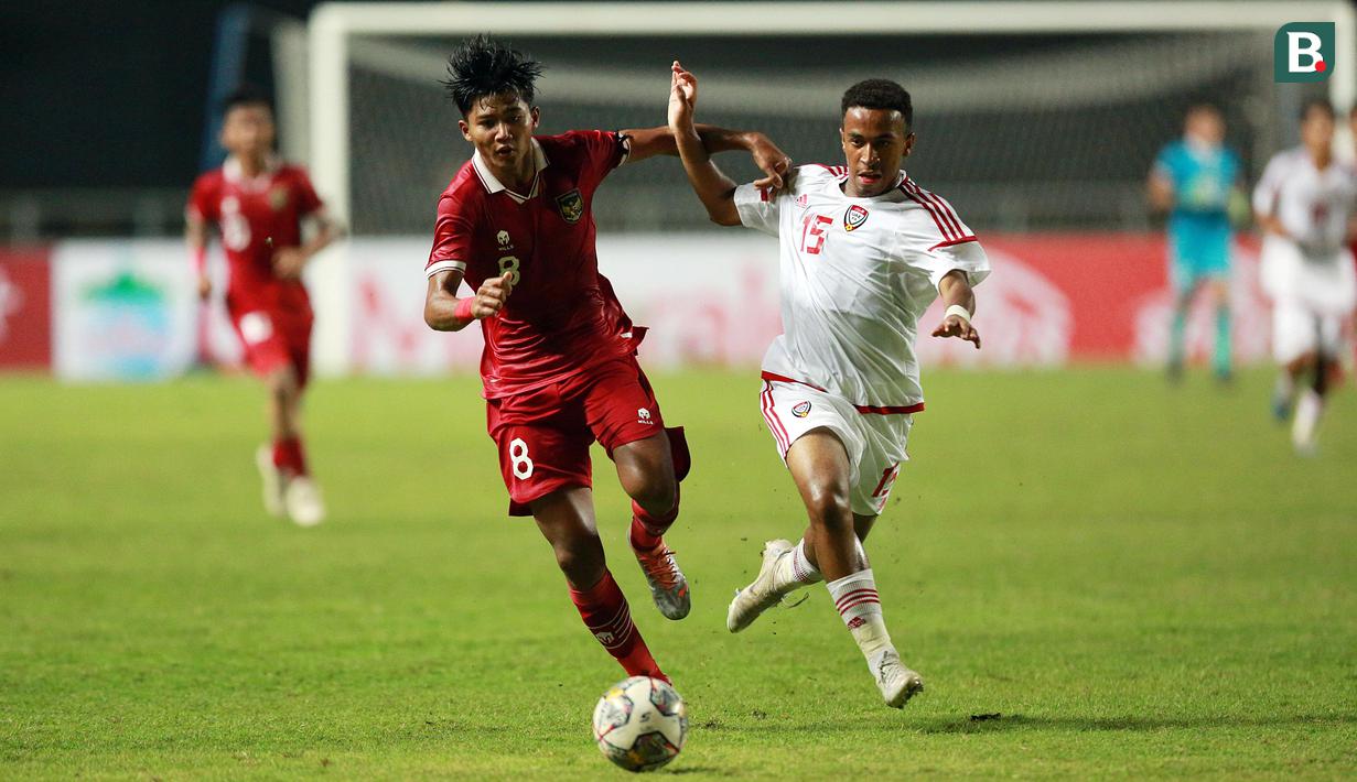 <p>Penyerang Timnas Indonesia U-17, Arkhan Kaka (kiri)&nbsp;berusaha melewati hadangan pemain Timnas Uni Emirat&nbsp;Arab U-17 di laga Grup B Kualifikasi Piala Asia U-17 2023 yang berlangsung di Stadion Pakansari, Bogor, Rabu (5/10/2022) (Bola.com/M Iqbal Ichsan)</p>