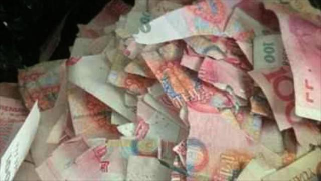 Jika biasanya uang membawa kebahagiaan, tapi tidak bagi dua orang ini. Mereka harus terkena sial karena uang yang mereka miliki.