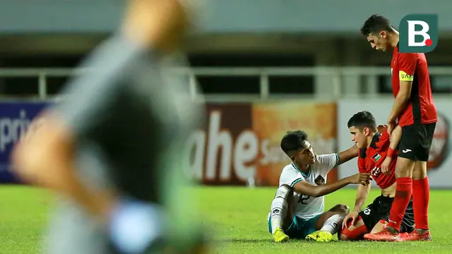 Foto: Pelukan Persahabatan Usai Laga Antara Timnas Indonesia U-17 Melawan Palestina di Kualifikasi Piala Asia U-17 2023