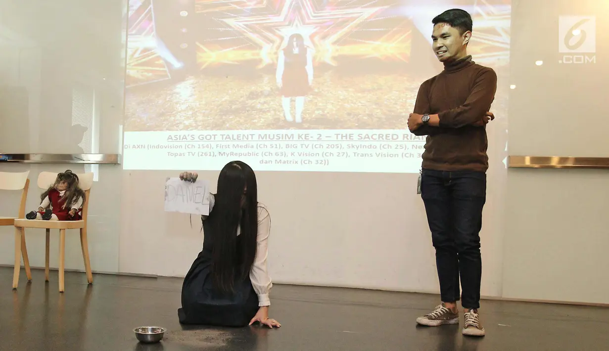 The Sacred Riana unjuk kebolehan trik ilusi saat konferensi pers di Jakarta, Selasa (19/12). Dibalik sosok mistis yang di ciptakan Riana, ternyata ia merupakan gadis manis yang pendiam. (Liputan6.com/Herman Zakharia)