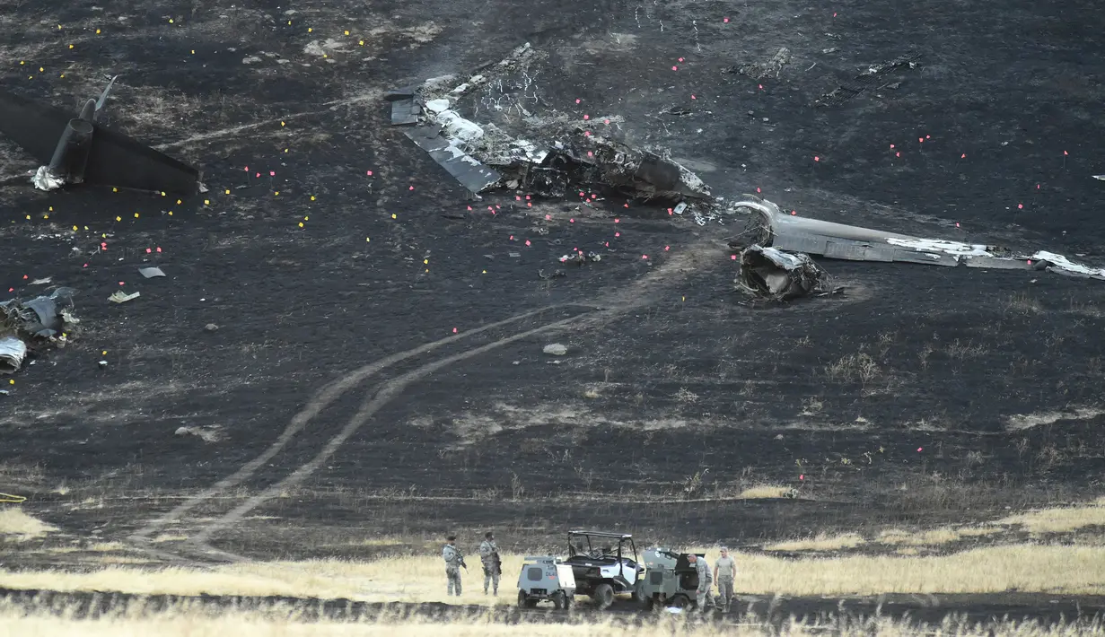 Anggota militer menyelidiki lokasi jatuhnya pesawat mata-mata Amerika Serikat U-2 "Dragon Lady" ketika menjalani sesi latihan di Sutter, California, Selasa (20/9). Seorang pilot tewas sementara satu lainnya cedera akibat kecelakaan itu. (JOSH Edelson/AFP)