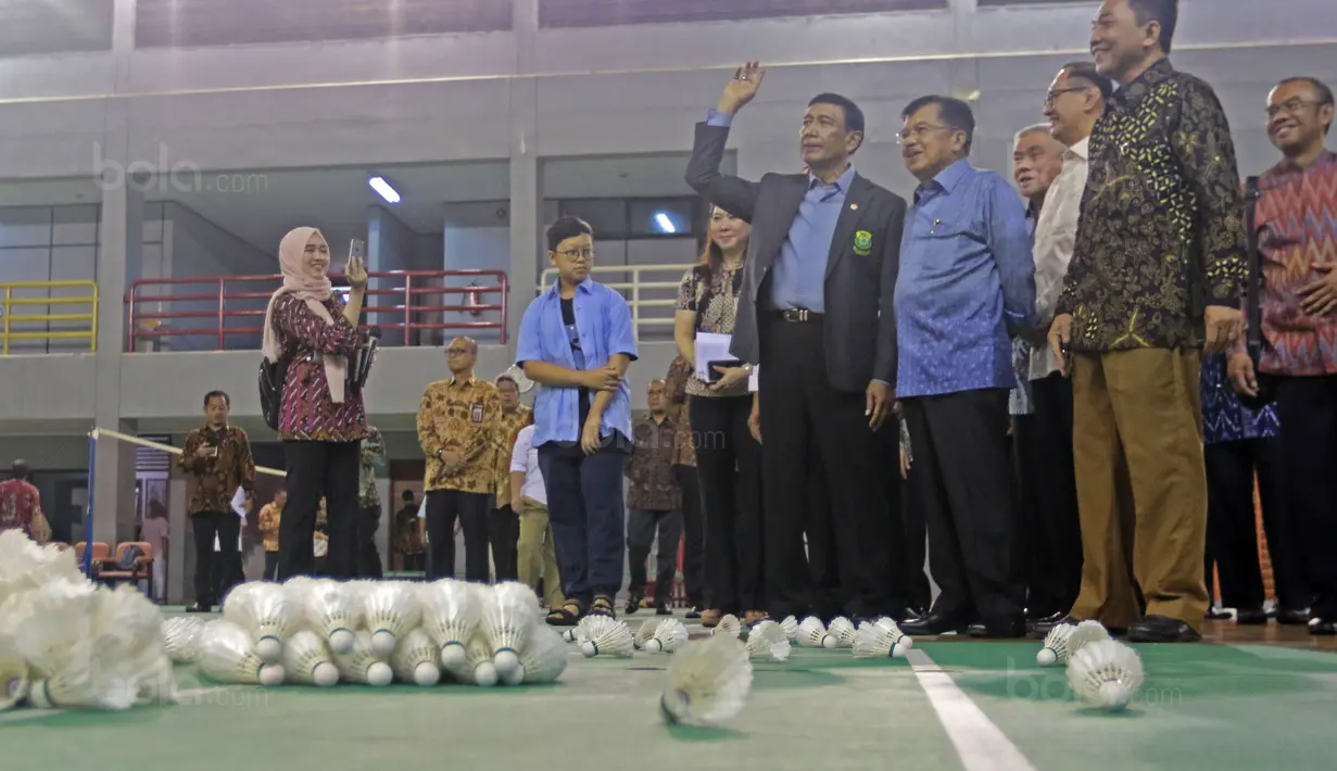 Wakil Presiden RI, Jusuf Kalla mendengar penjelasan Ketum PBSI, Wiranto di Pusat Latihan Pelatnas PBSI, Cipayung, Jakarta Timur,  (03/10/2017). Kunjungan ini terkait persiapan Asian Games 2018. (Bola.com/Nicklas Hanoatubun) (Bola.com/Nicklas Hanoatubun)