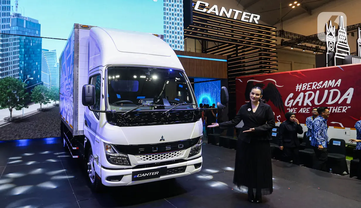 Tampilan depan truk listrik eCanter saat diperkenalkan dalam ajang Gaikindo Indonesia International Auto Show (GIIAS) 2024 di ICE BSD, Kabupaten Tangerang.Rabu (17/7/2024). (Liputan6.com/Angga Yuniar)
