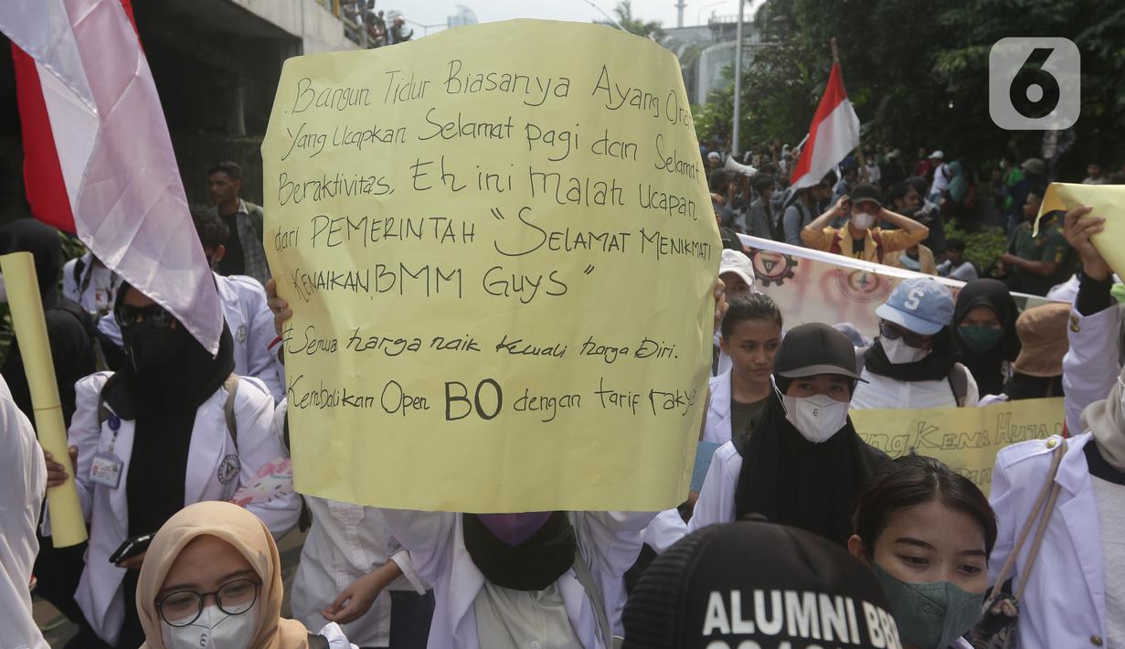 Aliansi Mahasiswa dari berbagai universitas melakukan aksi jalan kaki menuju Gedung MPR/DPR/DPD untuk menyuarakan aspirasi, Senin (11/4/2022). Dalam aksinya, mereka menuntut penurunan harga bahan pangan, menolak isu perpanjangan masa jabatan Presiden. (Liputan6.com/Helmi Fithriansyah)