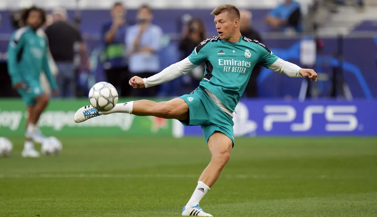 Pemain Real Madrid Toni Kroos melakukan sesi latihan di Stade de France, Saint Denis, Prancis, 27 Mei 2022. Liverpool dan Real Madrid sedang melakukan persiapan terakhir mereka sebelum saling berhadapan dalam pertandingan sepak bola final Liga Champions. (AP Photo/Manu Fernandez)
