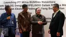 Menteri PPN/Bappenas Bambang Brodjonegoro (kedua kanan) berbincang dengan Menteri PDT Eko Sandjojo (kanan) usai menyaksikan Nota Kesepahaman dengan berbagai mitra strategis di Jakarta, Kamis (27/4). (Liputan6.com/Johan Tallo)