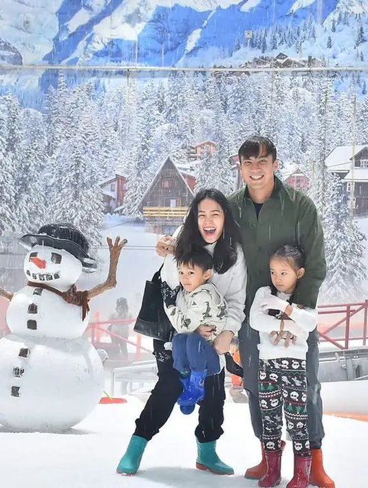 <p>Potret keharmonisan keluarga Rendy dan Lady bersama kedua anaknya saat bermain salju di salah satu permainan di kawasan Bekasi. [Instagram/ladynayoan]</p>