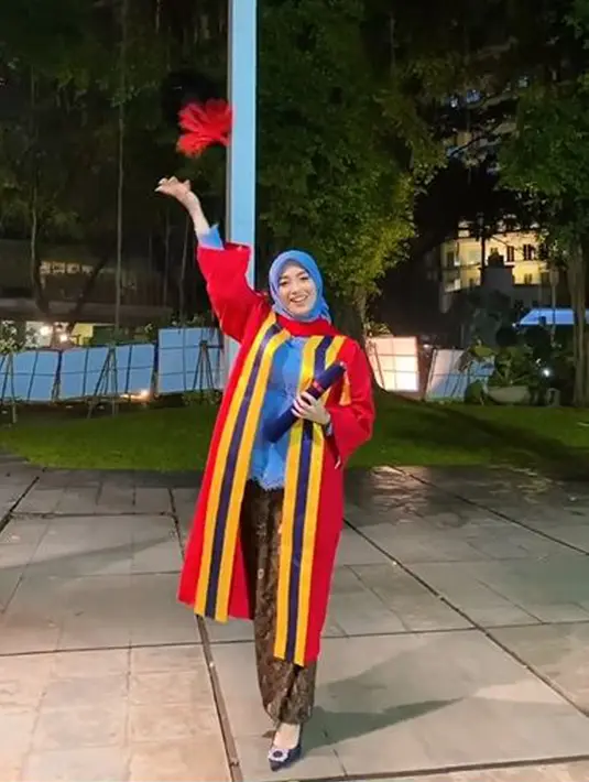 <p>Dengan pakaian wisuda, Nabilah Ayu menggambarkan betapa bersyukur dan bahagianya dengan berpose melempar topi toga. (Instagram/nblh.ayu)</p>