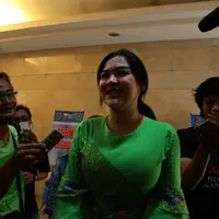 "Enggak. Saya jama'ah biasa dan bayar full. Nanti aja saya jabarkan sebagai barang bukti juga," tegas Vicky Shu. (Nurwahyunan/Bintang.com)