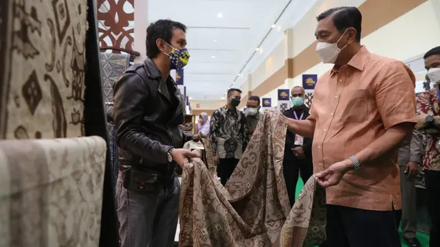 Potret Menko Luhut Kunjungi Pameran Adiwastra Nusantara 2022
