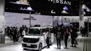 Orang-orang berkumpul di stan Nissan pada hari pers Japan Mobility Show di Tokyo pada Rabu 29 Oktober 2025. Lebih dari 500 perusahaan dan organisasi peserta ambil bagian dalam JMS 2025. (Philip FONG/AFP)