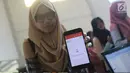 Seorang peserta menunjukkan bukti registrasi online pada Emtek Goes To Campus (EGTC) 2018 di Universitas Negeri Semarang (Unnes), Rabu (18/7). Kali ini, Semarang menjadi kota pertama dari rangkaian road show EGTC 2018. (Liputan6.com/Herman Zakharia)
