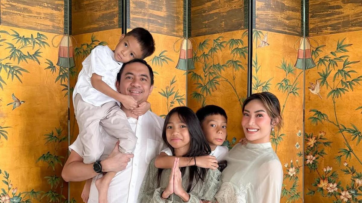 Inspirasi Outfit Lebaran Keluarga yang Serasi Tanpa Terlihat Kembar