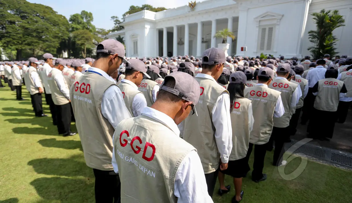 Sejumlah tenaga pendidik saat acara pelepasan guru garis depan (GGD) di Istana Negara, Jakarta, Senin (25/5/2015). 298 tenaga pendidik akan dikirim ke wilayah terdepan, terluas, dan tertinggal (3T) atau daerah pelosok. (Liputan6.com/Faizal Fanani)