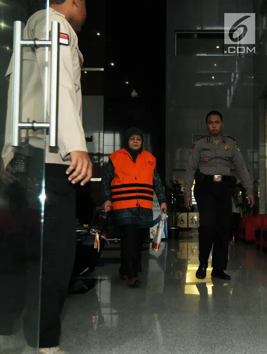 Anggota DPRD Malang Rahayu Sugiarti berjalan meninggalkan gedung KPK usai menjalani pemeriksaan, Jakarta, selasa (27/3). Rahayu ditahan terkait kasus dugaan suap pembahasan APBD-P Pemerintah Kota Malang TA 2015. (Merdeka.com/Dwi Narwoko)