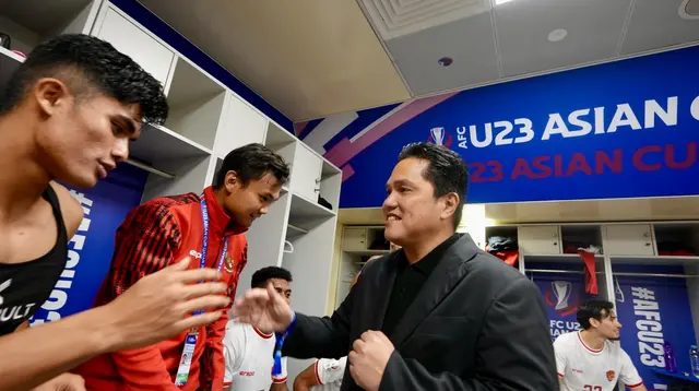 Ketua Umum PSSI Erick Thohir memberikan ucapan selamat kepada para pemain Timnas U-23 di ruang ganti. (Istimewa)