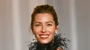 Jessica Biel hadir dengan anting-anting dari the Haute Joaillerie Collection 18k white gold set dengan berlian 4.89-carats. Ditambah cincin18k white gold set dengan berlian 6.09-carats, dan cincin 18k white gold set dengan berlian 6.09-carats, keduanya dari the L'Heure du Diamant Collection. / Foto dok: Chopard.