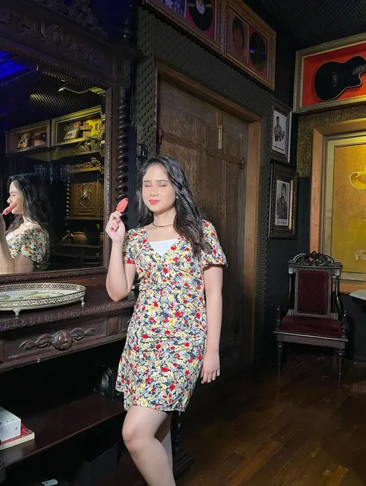 Tissa ternyata bukan golongan artis yang cukup memikirkan diet. Apalagi jika sudah berhubungan dengan makanan favoritnya, es krim, remaja 19 tahun tersebut tak peduli soal diet. (Instagram/tissabiani)
