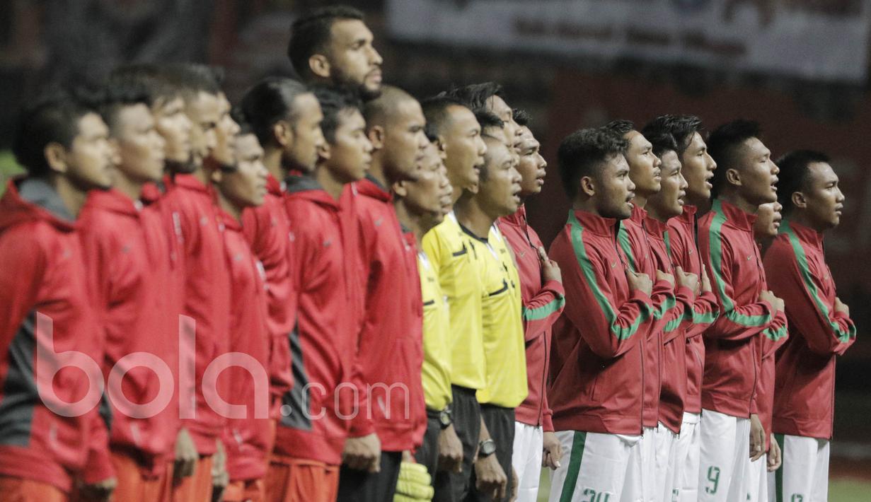 Para pemain Timnas Indonesia U-22 dengan khidmat menyanyikan lagu Indonesia Raya sebelum uji coba melawan Persija. Jiwa nasionalisme para penggawa Garuda Muda ini layak dijadikan inspirasi bagi para pemuda lainnya. (Bola.com/M Iqbal Ichsan)