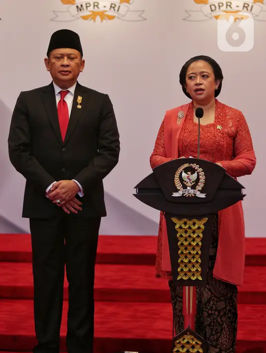 Ketua MPR RI Bambang Soesatyo bersama Ketua DPR RI Puan Maharani memberikan keterangan kepada awak media seusai Pidato Kenegaraan Presiden di Gedung Nusantara, Jakarta, Selasa (16/8/2022). Pidato Presiden Jokowi tersebut disampaikan dalam Sidang Tahunan MPR RI, Sidang Bersama DPR RI dan DPD RI, serta Sidang Paripurna DPR RI tentang Rancangan Anggaran Pendapatan dan Belanja Negara (RAPBN) Tahun 2023. (Liputan6.com/Angga Yuniar)