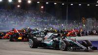 Pembalap Mercedes, Lewis Hamilton, memenangi balapan F1 GP Singapura, Minggu (16/9/2018). (Twitter/F1)