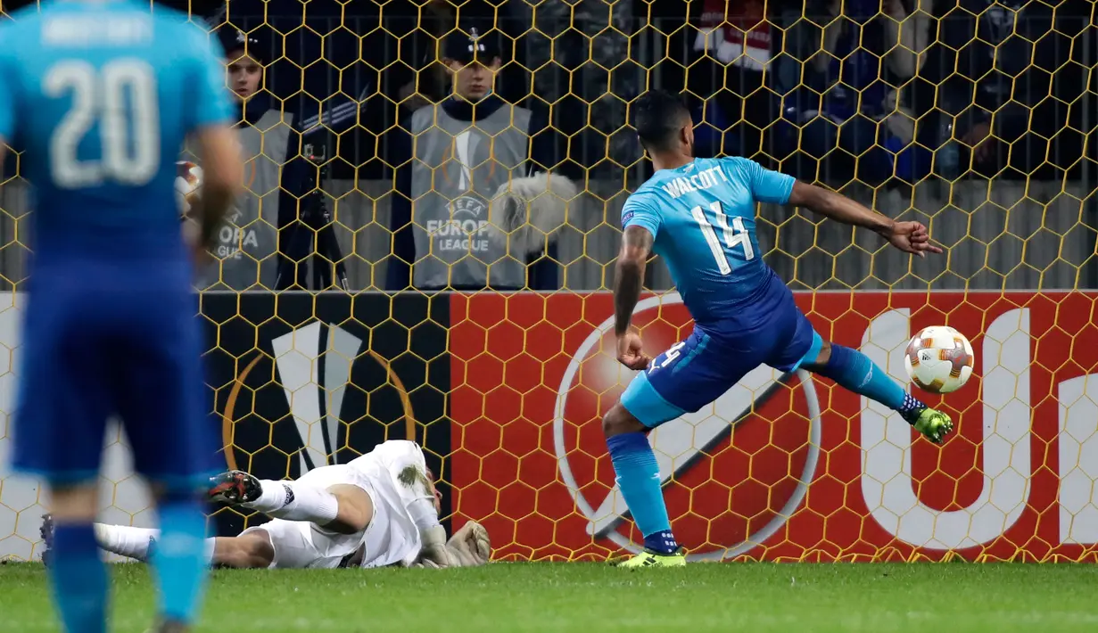 Pemain Arsenal, Theo Walcott mencetak gol pembuka dalam lanjutan fase Grup H Liga Europa 2017/18 melawan klub Belarusia, BATE Borisov di Borisov Arena, Kamis (28/9). Dua gol Theo Walcott mewarnai kemenangan The Gunners 4-2. (AP/Sergei Grits)