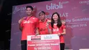 Praveen Jordan dan Debby Susanto Juara Ganda Campuran All England 2016 berfoto bersama pelatih Richard Mainaky saat menerima bonus dari PB Djarum di Plasa Senayan, Jakarta, Selasa (22/3/2016). (Bola.com/Nicklas Hanoatubun)