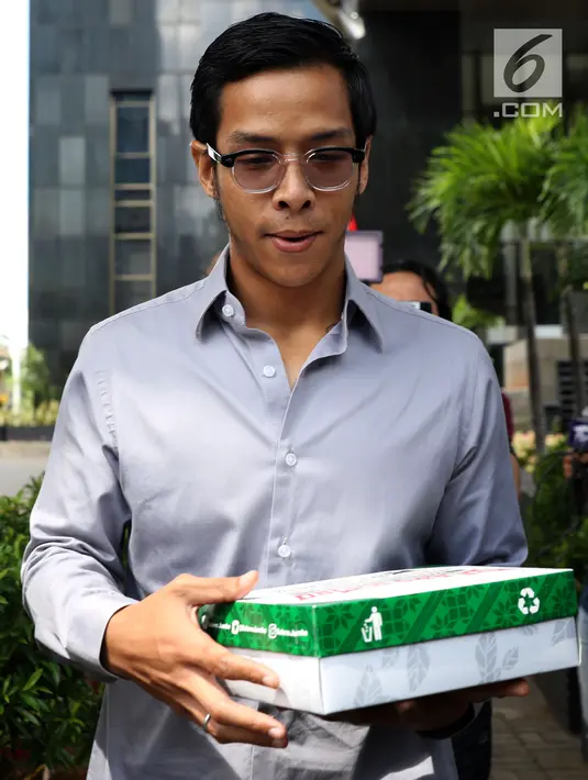 Putra Setya Novanto, Rheza Herwindo meninggalkan gedung KPK usai menjalani pemeriksaan sebagai saksi, Jakarta, Kamis (2/5/2019). Setelah menjalani pemeriksaan Rheza Herwindo keluar sambil membawa kotak nasi Padang. (Liputan6.com/Helmi Fithriansyah)