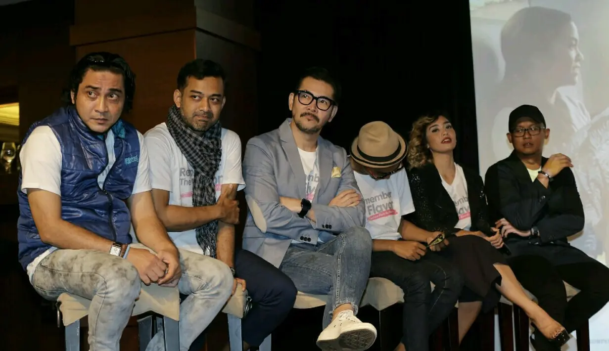 "Saya di rumah dari mulai reading sampai shooting saya pasti ngomong dialek Jawa. Istri saya suka ketawain saya. Ya hitung-hitung latihan, bodo amat. Di rumah kan kalau diketawain no problem, hehehe," ungkap Ferry Salim. (Galih W. Satria/Bintang.com)