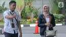 Terpidana mantan Bupati Kutai Kartanegara Rita Widyasari (kanan) tiba di Gedung KPK, Jakarta, Senin (2/12/2019). Rita akan menjalani pemeriksaan sebagai saksi atas kasus Tindak Pidana Pencucian Uang (TPPU) untuk tersangka Khairudin. (merdeka.com/Dwi Narwoko)