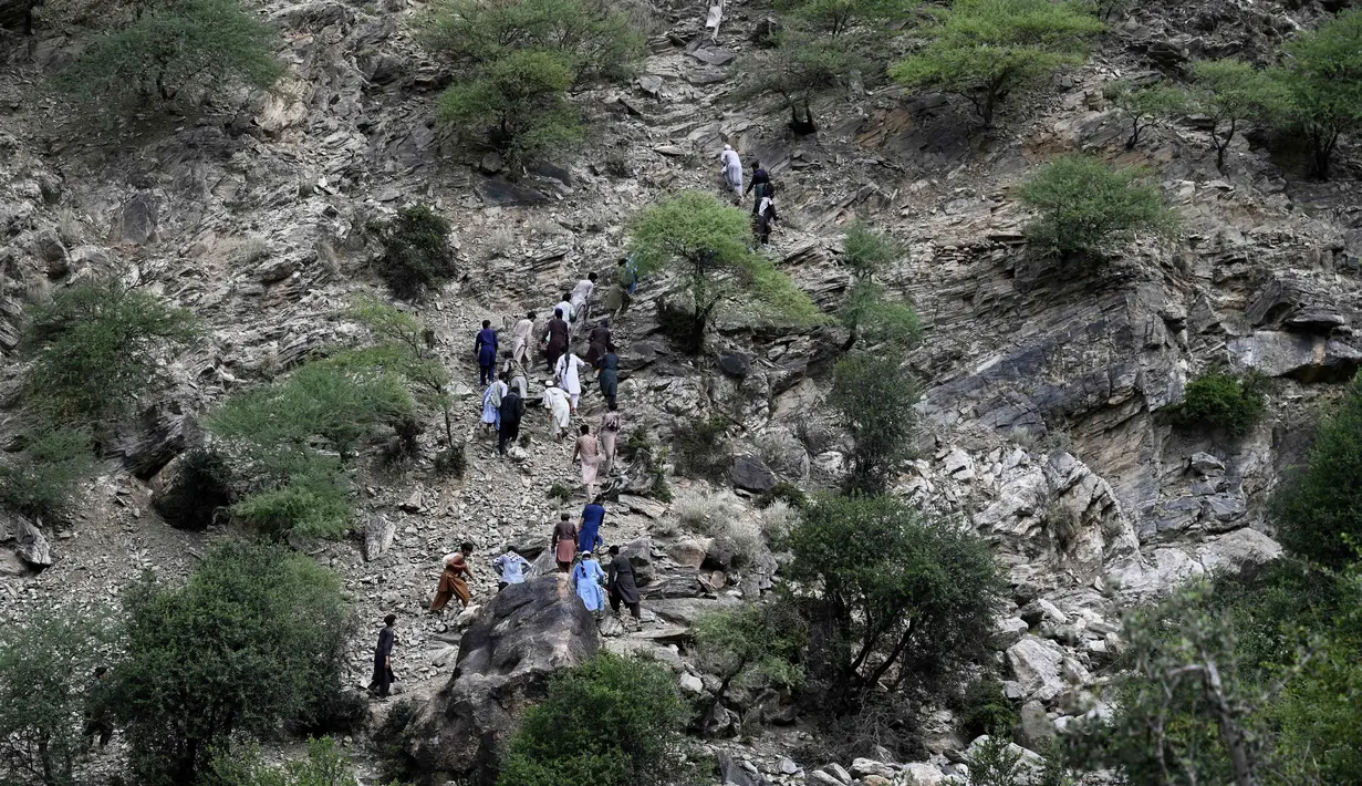 Warga dari kota dan desa sekitar terpaksa harus mendaki saat mencoba mencapai wilayah yang dilanda gempa untuk membantu para korban di distrik Nurgol, provinsi Kunar, Afghanistan timur, Selasa 2 September 2025. (AP Photo/Nava Jamshidi)