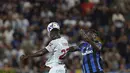 <p>Bek AC Milan Fikayo Tomori berebut bola dengan penyerang Atalanta Duvan Zapata pada laga pekan kedua Serie A 2022/2023 di Stadion Atleti Azzurri d'Italia, Senin (22/8/2022) dini hari WIB. AC Milan hanya mampu bermain imbang 1-1 di kandang Atalanta. (Spada/LaPresse via AP)</p>