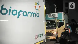 Truk Biofarma yang mengangkut vaksin Covid-19 dari Sinovac saat tiba di Kantor Dinas Kesehatan DKI Jakarta, Kamis (7/1/2021). Dinas Kesehatan DKI Jakarta pada tahap I telah menerima sebanyak 78.400 vaksin Covid-19 dari Sinovac yang diprioritaskan untuk tenaga kesehatan. (merdeka.com/Iqbal Nugroho)