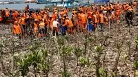 Pasukan Oranye saat beraksi bersihkan sampah Teluk Jakarta