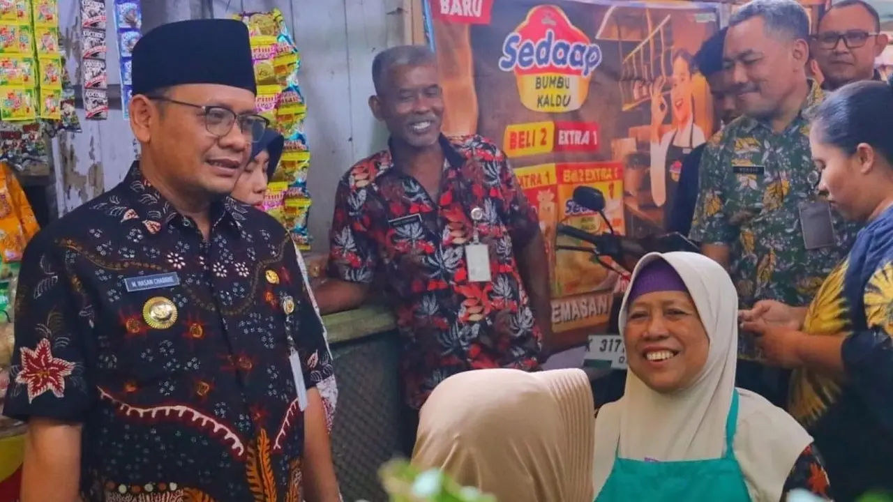 PJ Bupati Kudus Hasan Chabibie rajin blusukan di pasar memastikan ketersediaan komoditi dan harga bahan pangan serta menyerap masukan dari para pedagang. (Liputan6.com/Arief Pramono)