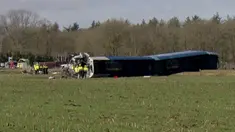 Tim SAR terlihat berada di dekat kereta yang tergelincir sesaat setelah menabrak crane (derek) di Dalfsen, Belanda, Selasa (23/2). Kecelakaan itu menewaskan sang masinis dan melukai empat pengemudi mobil yang berada di dekat lokasi kejadian. (REUTERS/NOS)