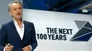 Wakil Presiden Desain Senior BMW, Adrian van Hooydonk saat memaparkan visi BMW untuk 100 tahun ke depan, Munich, Jerman, Senin (7/3/2016). BMW menghadirkan mobil konsep 'Vision Next 100' saat HUT BMW ke-100. (Reuters/ Michael Dalder)
