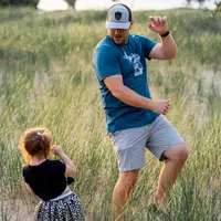 Iustrasi ayah bersama anak perempuannya. (Foto oleh Josh Willink: https://www.pexels.com/id-id/foto/kemeja-crew-neck-biru-dan-putih-pria-2701585/)