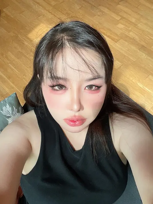 Namun, beberapa netizen kesulitan mengenali penyanyi tersebut karena gaya riasannya yang berbeda. Meski demikian, ada juga fans yang mengirimkan cinta dan dukungan mereka untuk Park Bom sambil tetap memuji kecantikan sang idola terlepas dari penampilannya yang manglingi. [Instagram/newharoobompark]