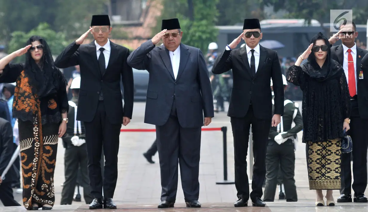 Presiden ke-6 RI Susilo Bambang Yudhoyono atau SBY (tengah) didampingi anak dan menantunya menghadiri pemakaman Presiden ke-3 RI BJ Habibie di TMP Kalibata, Jakarta, Kamis (12/9/2019). Selain SBY, hadir pula sejumlah tokoh Tanah Air. (merdeka.com/Iqbal Nugroho)