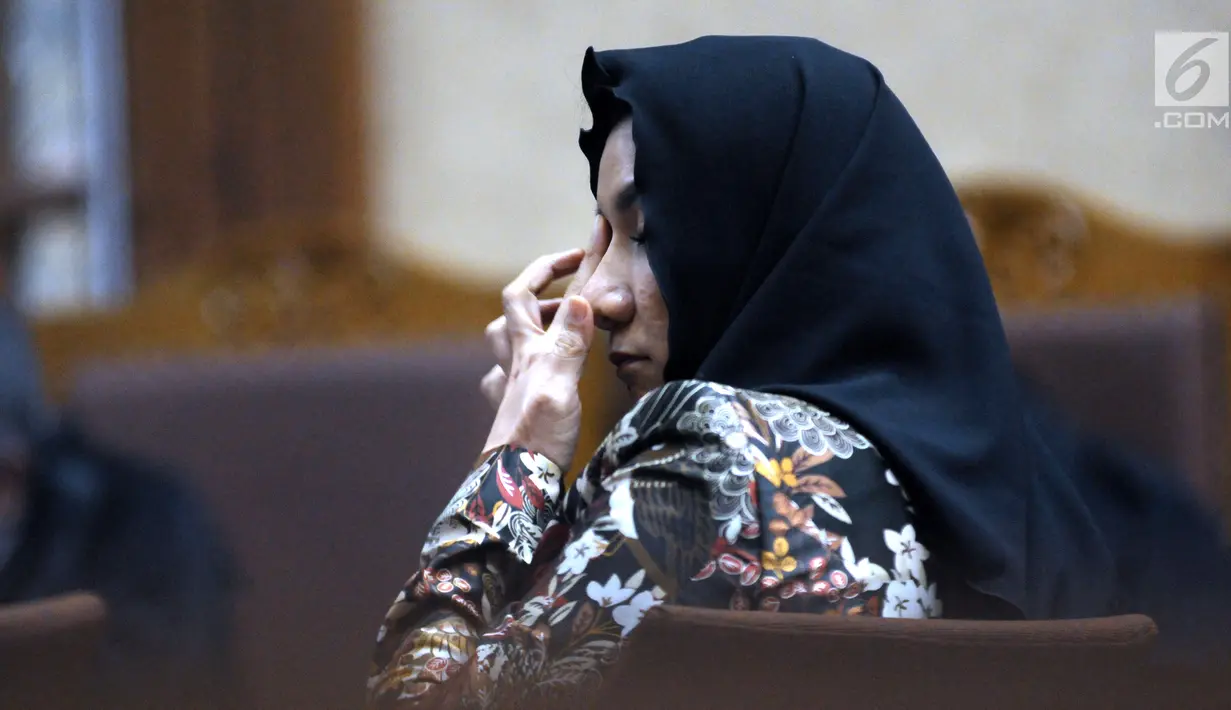 Bupati nonaktif Kutai Kartanegara, Rita Widyasari saat sidang tuntutan di Pengadilan Tipikor, Jakarta, Senin (25/6). Rita dituntut hukuman 15 tahun penjara atas kasus gratifikasi dan suap pemilik PT Sawit Golden Prima. (Liputan6.com/Helmi Fithriansyah)